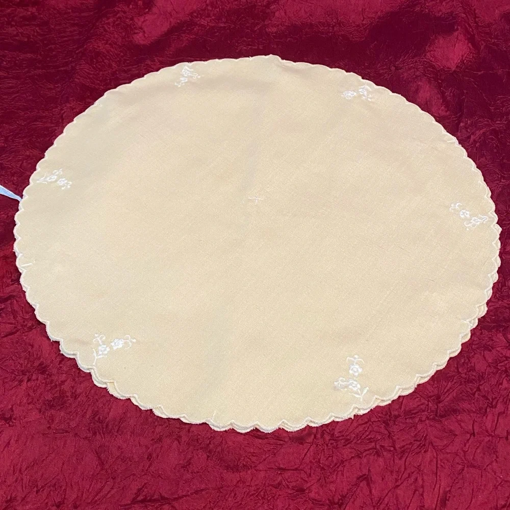 Circa 1900 Vintage Handmade Embroidered Linen Roll/Biscuit/Muffin Holder